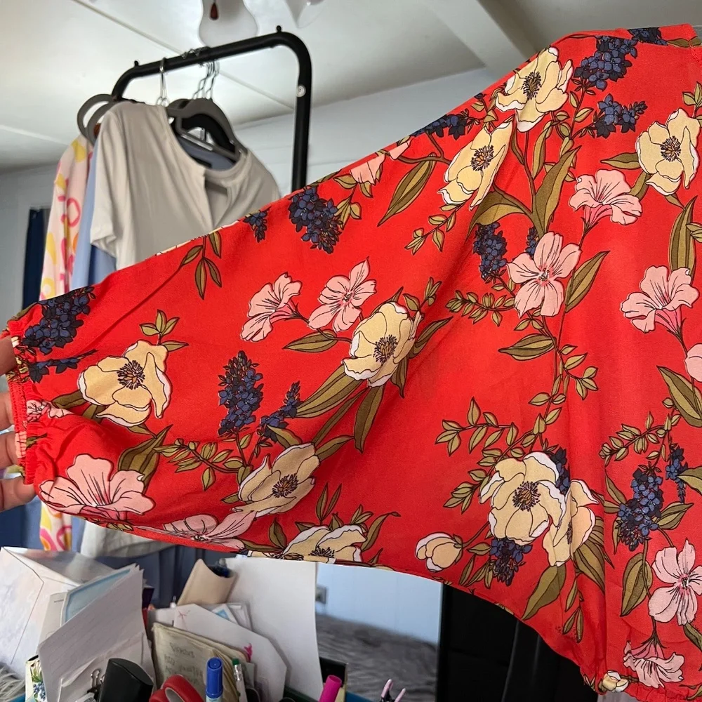 🔥2/$10 NWT |•HEART & HIPS•| Cute Floral Summer Top Cropped Size Small